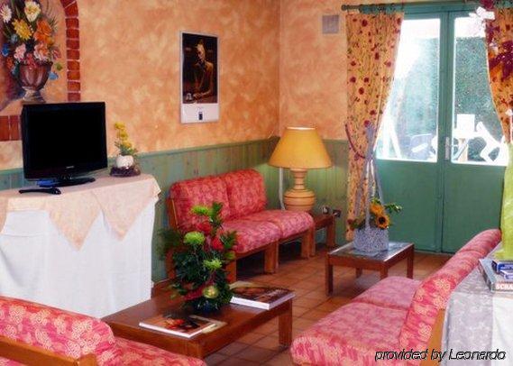 Contact Hotel Restaurant La Chaumiere Entre Orgeval Et Flins A13 Sortie 8 Les Mureaux Room photo