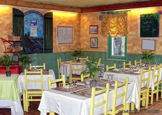 Contact Hotel Restaurant La Chaumiere Entre Orgeval Et Flins A13 Sortie 8 Les Mureaux Restaurant photo