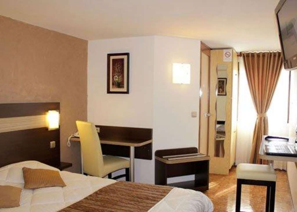 Contact Hotel Restaurant La Chaumiere Entre Orgeval Et Flins A13 Sortie 8 Les Mureaux Room photo