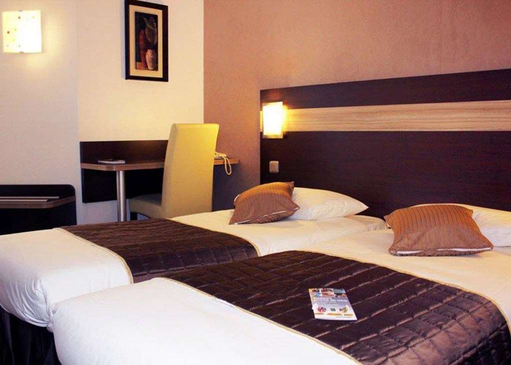 Contact Hotel Restaurant La Chaumiere Entre Orgeval Et Flins A13 Sortie 8 Les Mureaux Room photo