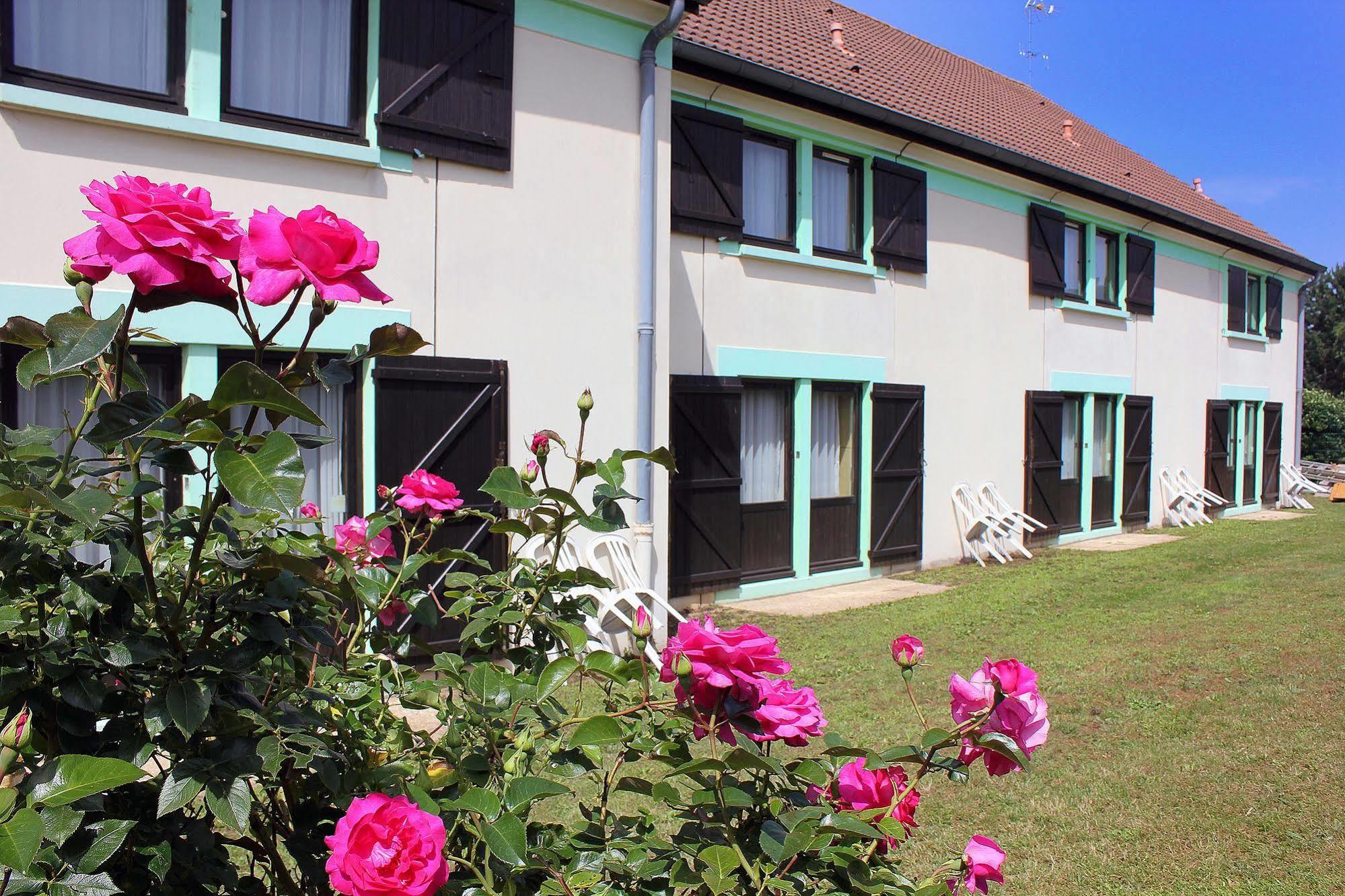 Contact Hotel Restaurant La Chaumiere Entre Orgeval Et Flins A13 Sortie 8 Les Mureaux Exterior photo