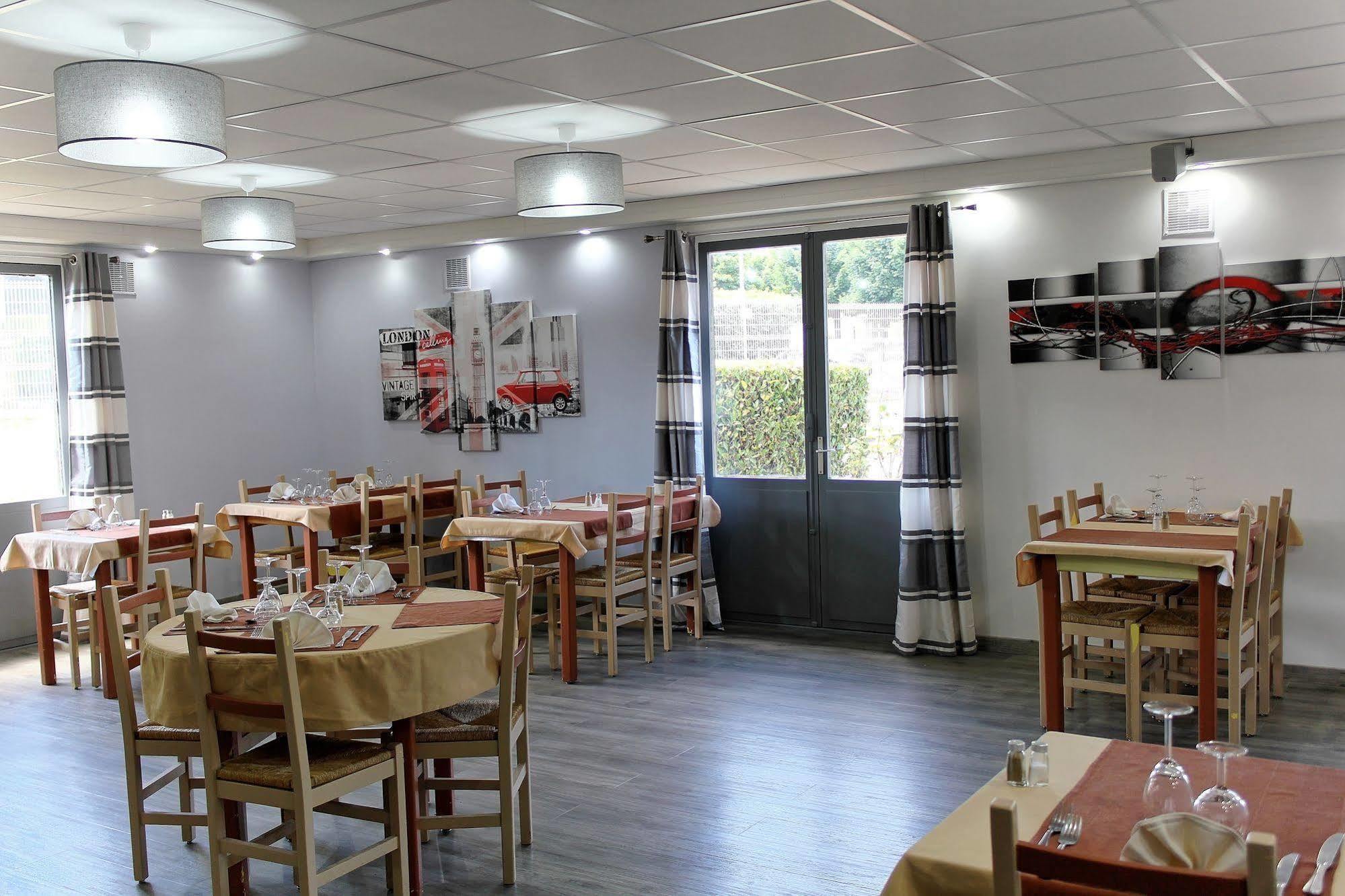 Contact Hotel Restaurant La Chaumiere Entre Orgeval Et Flins A13 Sortie 8 Les Mureaux Exterior photo