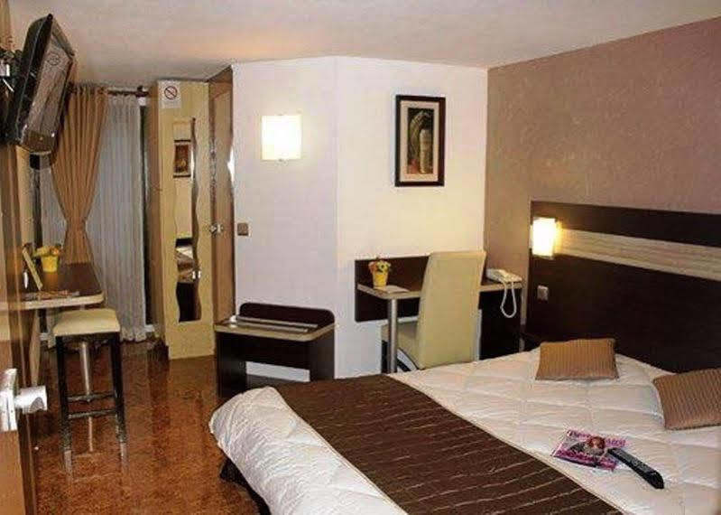 Contact Hotel Restaurant La Chaumiere Entre Orgeval Et Flins A13 Sortie 8 Les Mureaux Exterior photo