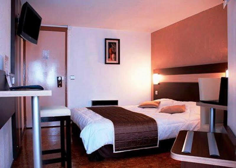Contact Hotel Restaurant La Chaumiere Entre Orgeval Et Flins A13 Sortie 8 Les Mureaux Exterior photo
